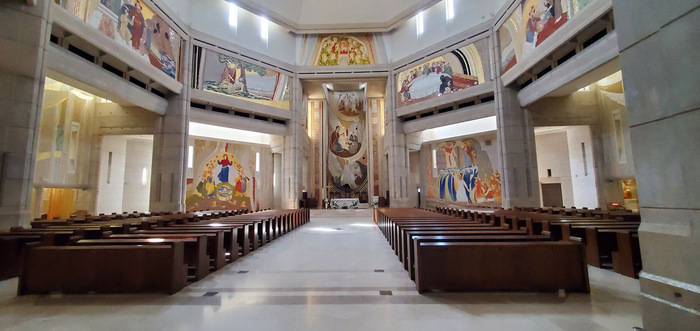 Kirche im Zentrum - die Bilder sind Mosaike