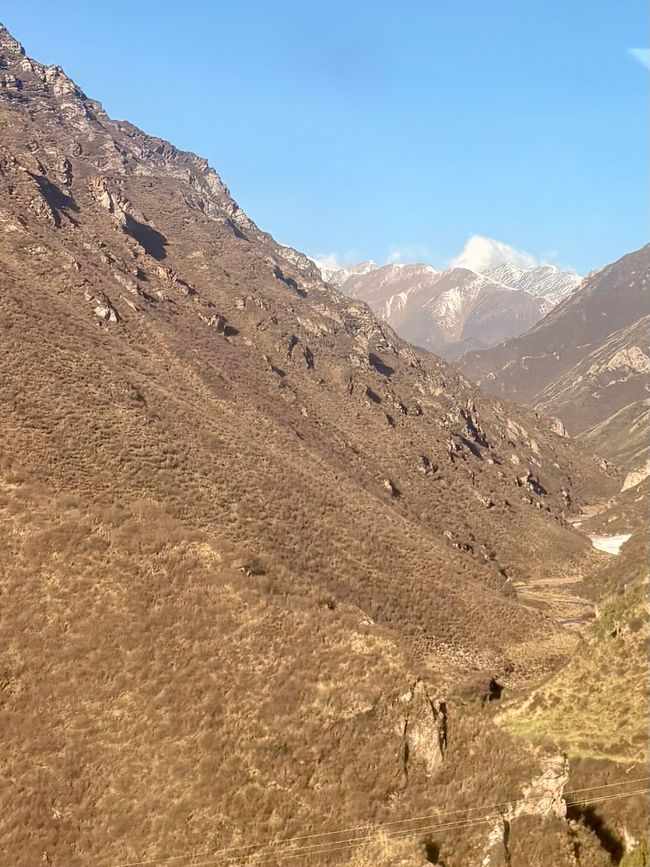 Viaggio in treno attraverso le montagne