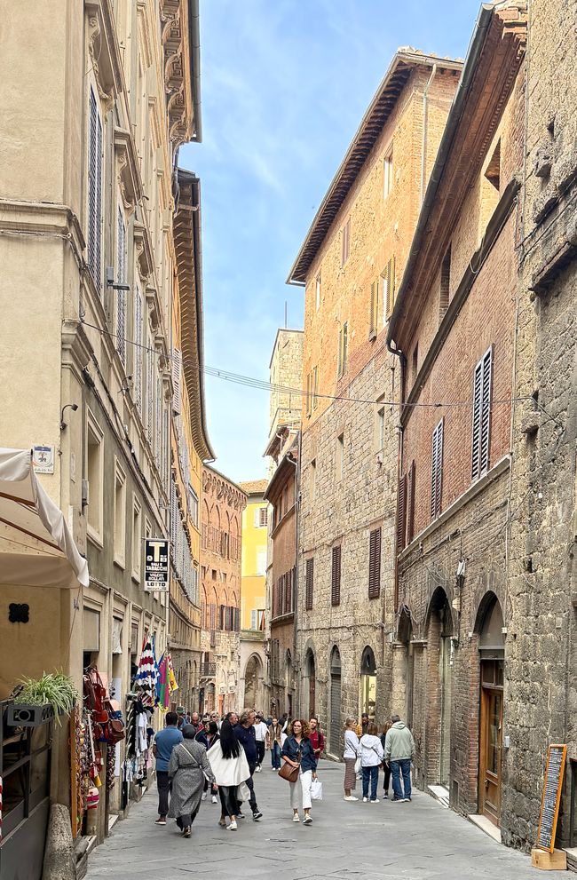 In den engen Gassen ist rund um die Uhr viel los.
