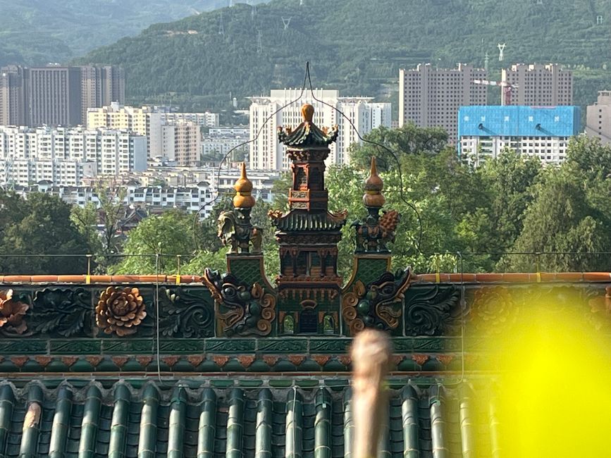 Vista dal Tempio di Giada sulla città piena grazie al Festival di Fuxi