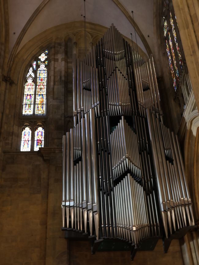 Organ in the cathedral, hanging construction