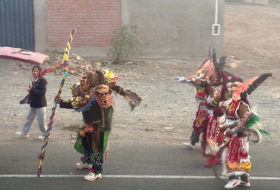 Faschingsumzug auf dem Weg von Tacna nach Arequipa