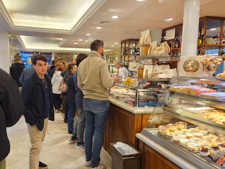 Mit den Einheimischen an der Bar Kaffee trinken 