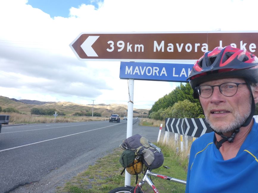 Le croisement sur la route de gravier