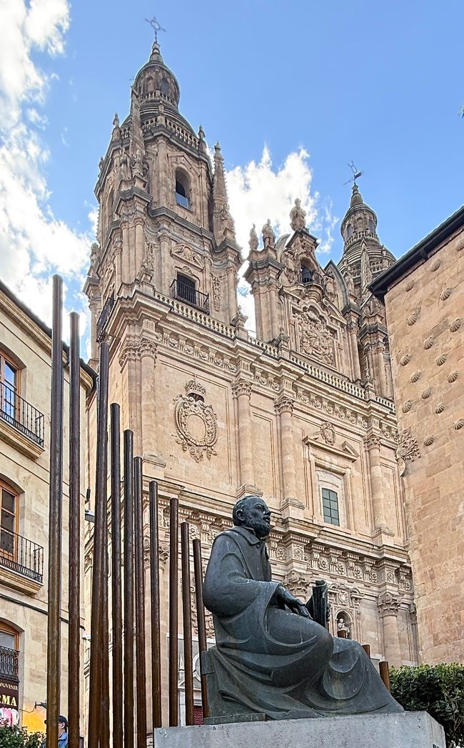 The statue of Francisco de Salinas, a famous music teacher. In the background, the university.