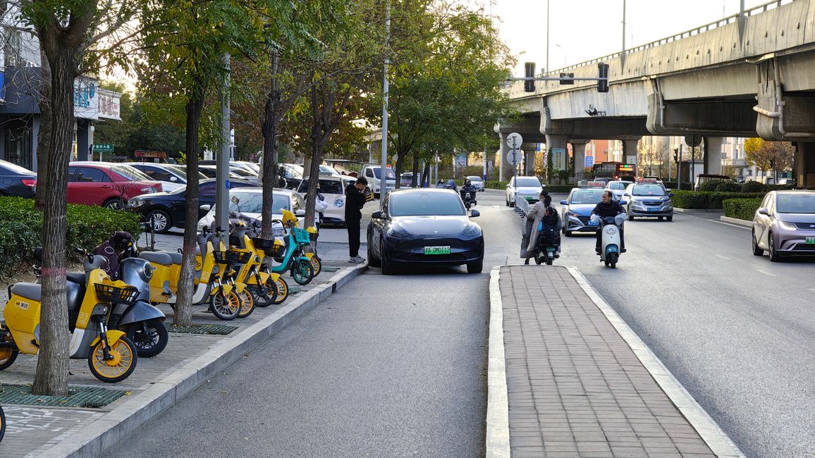 Un Tesla de Tianjin aparca en Cangzhou en un carril de scooter