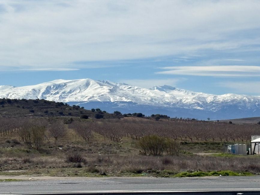 Fahrt durch schneebedeckte Berge