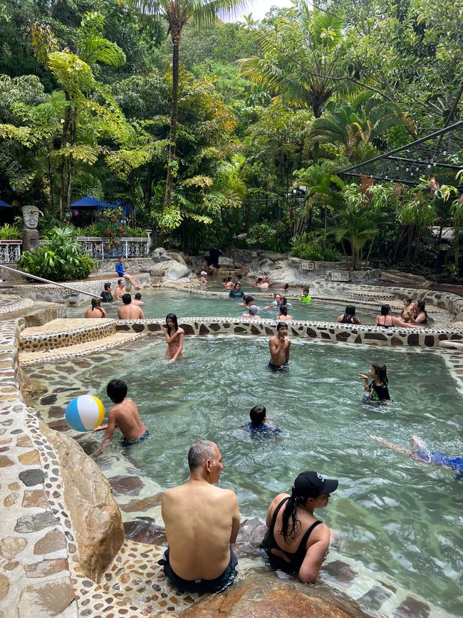 Le tre piscine termali viste dal basso…