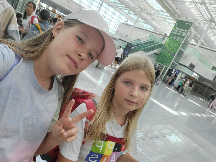 Meine Schwester und ich am Airport