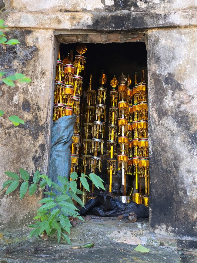 Une journée au bord de la rivière et les petits temples de l'autre côté de la rivière