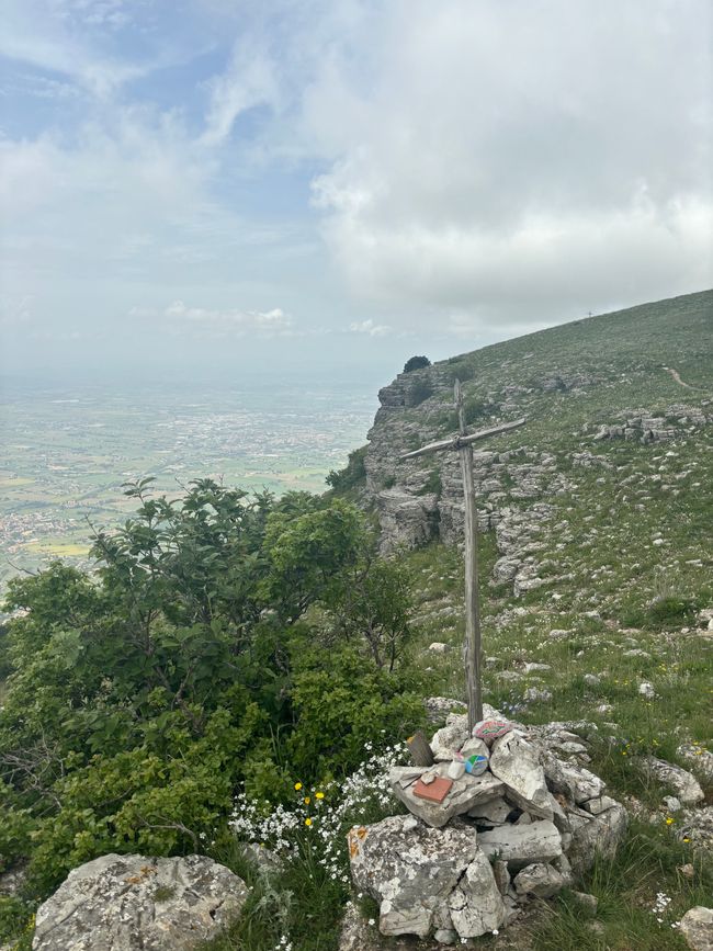 Gipfelkreuz auf dem Monte Subasio 1290 m