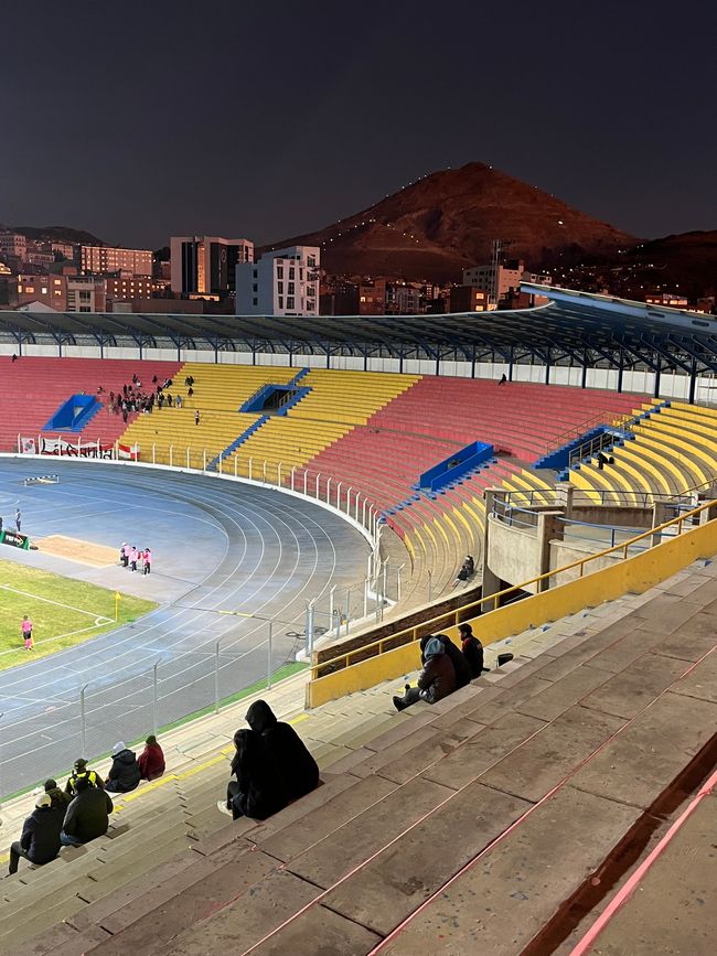 Im Stadion am Fuße des Cerro Rico