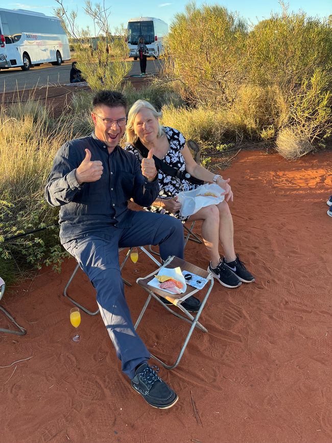 A place of great beauty and deep significance – and at the same time a place that raises questions. After only two days at Uluru, I share my personal perception between respect for culture, tourism presentation, and economic reality.