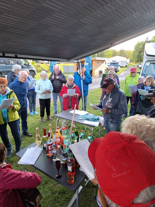Alle freuen sich und singen