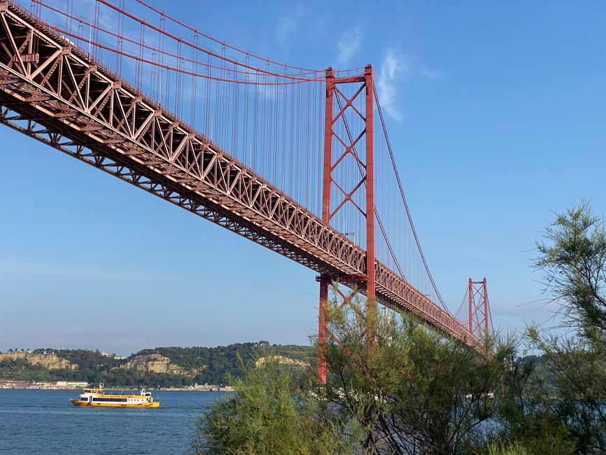 The similarity of the Ponte de 25 Abril with the Golden Gate Bridge is no coincidence - same US construction company!