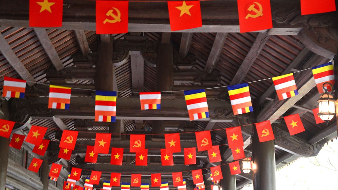 Bandiere comuniste, vietnamite e buddhiste