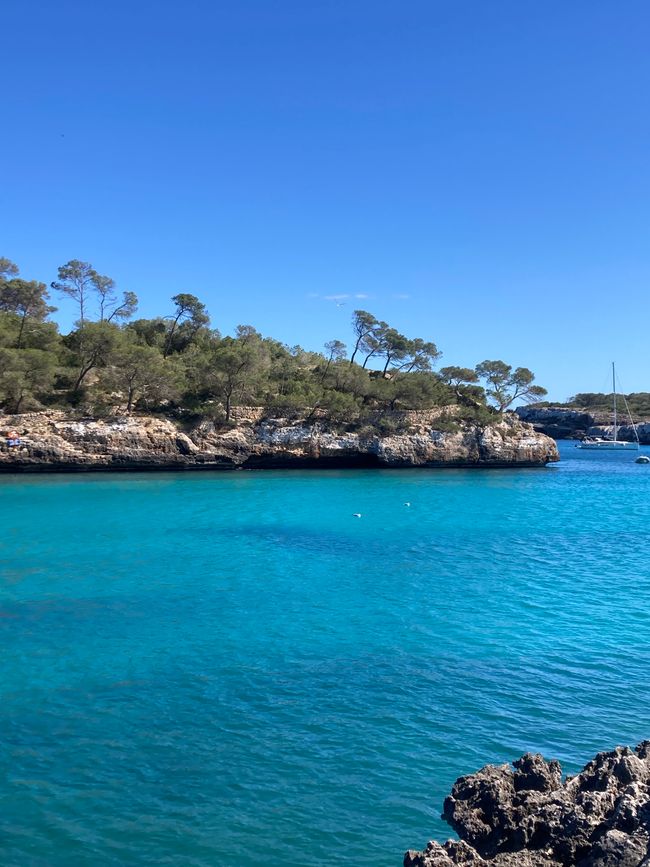 Cala Mondrago-es wird angebadet