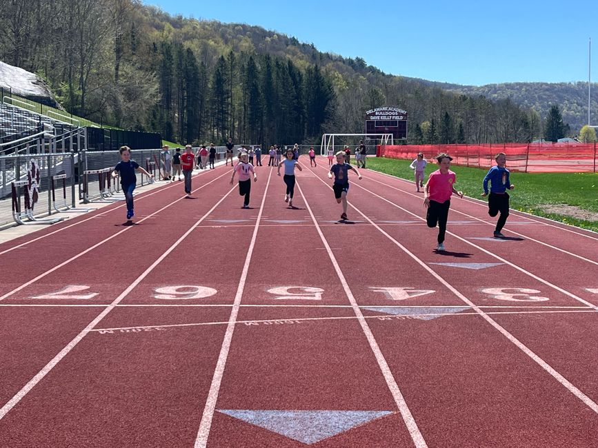 Lezione di educazione fisica - sprint (senza abbigliamento sportivo)