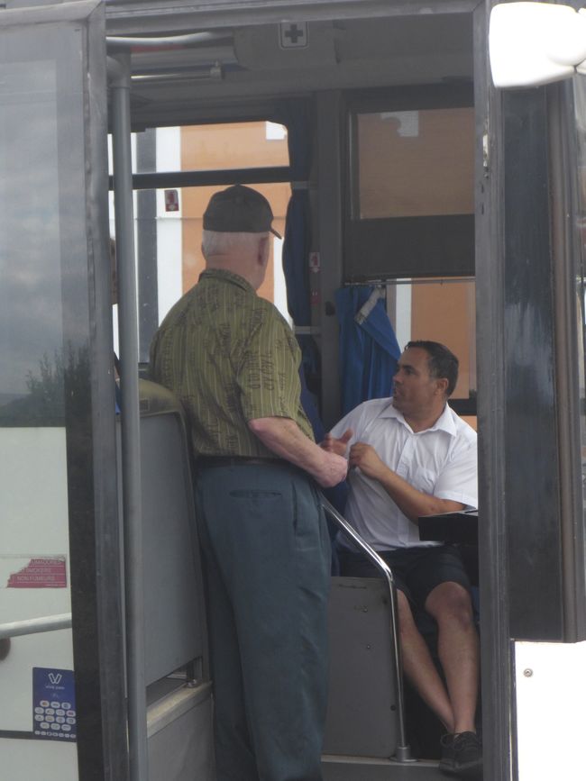Plausch mit dem Busfahrer 
