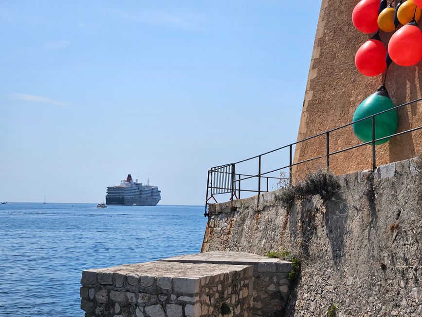 Citadelle Saint-Elme und im Hintergrund die Queen Victoria 