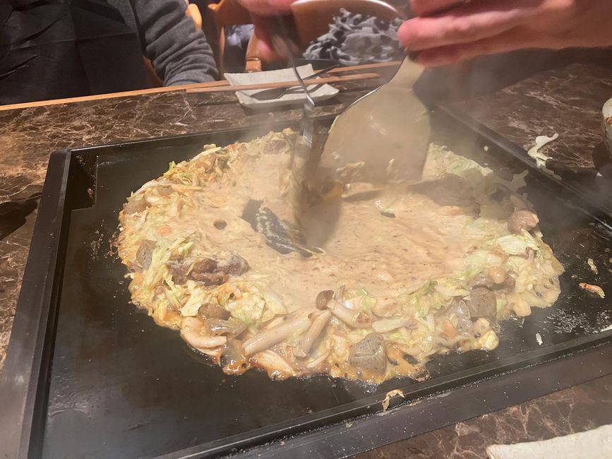 Das Gericht wird auf der heißen Platte (Teppan) gebraten .. 