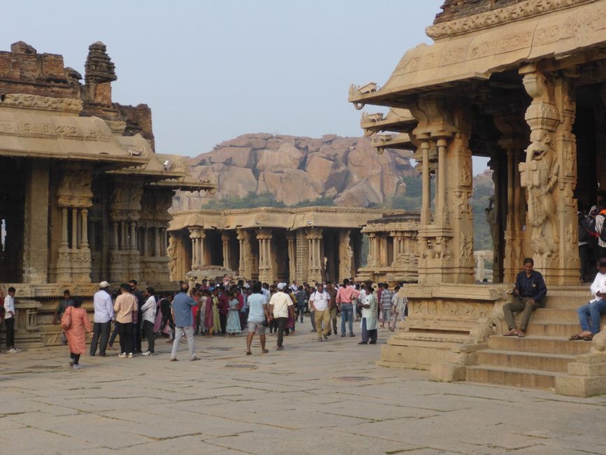 Viele Leute im Vijaya Vittala Temple