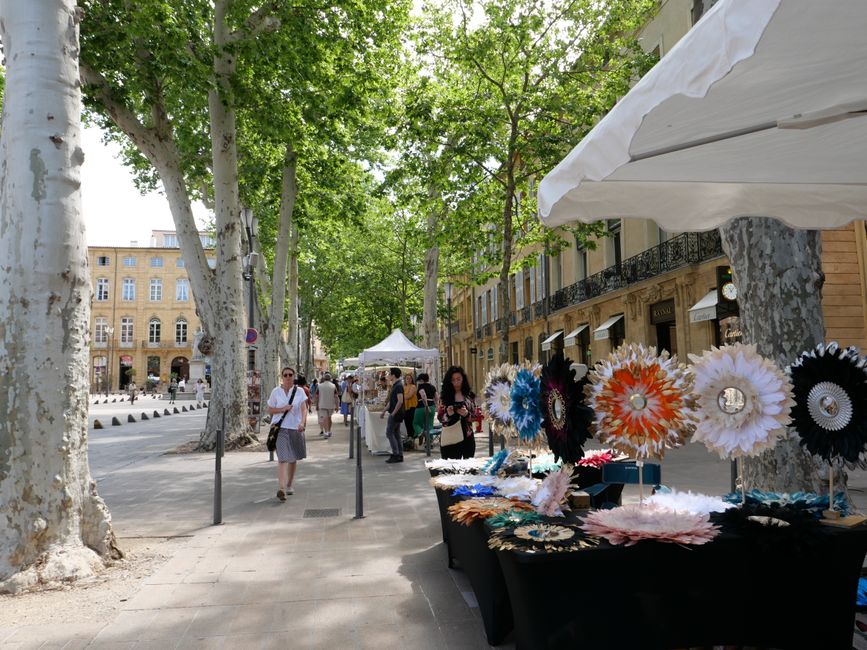 Cours Mirabeau with market 