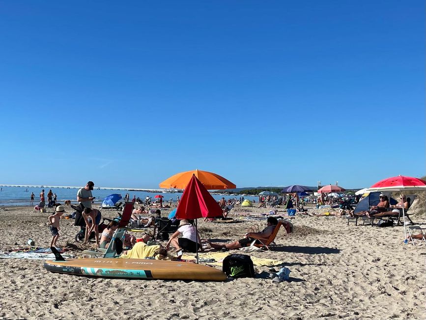 Am Strand ist immer noch viel los, aber es geht ausgesprochen relaxt zu.