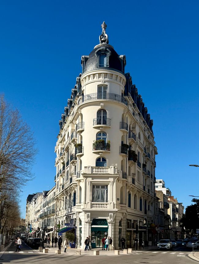 Un hermoso edificio antiguo adorna la entrada de la ciudad.