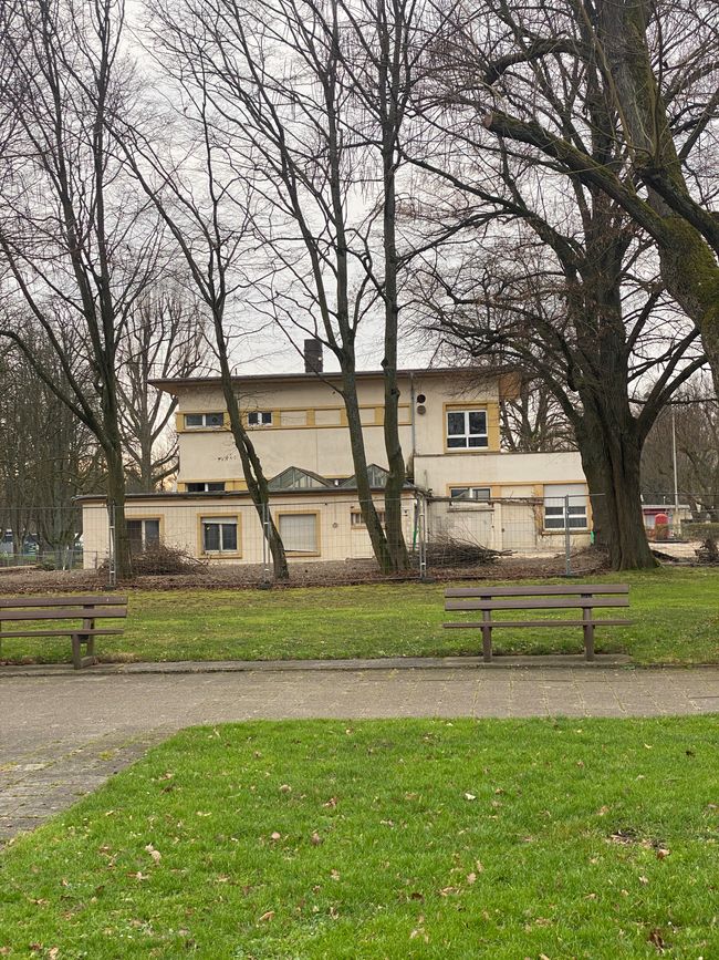 und bietet auch von der Seite des Bades einen traurigen Anblick