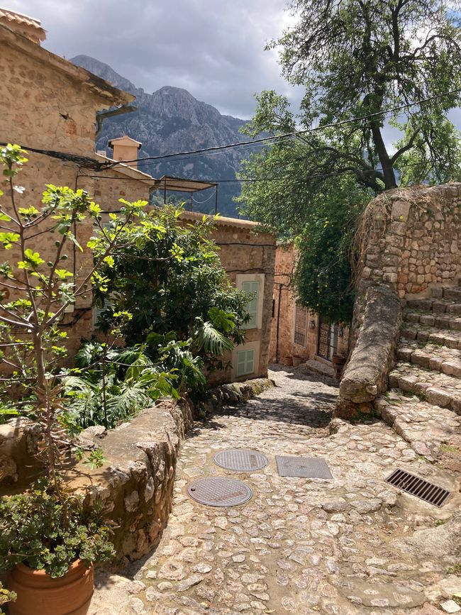 Fornalutx… heißt übersetzt, bestimmt- „steile Treppen“