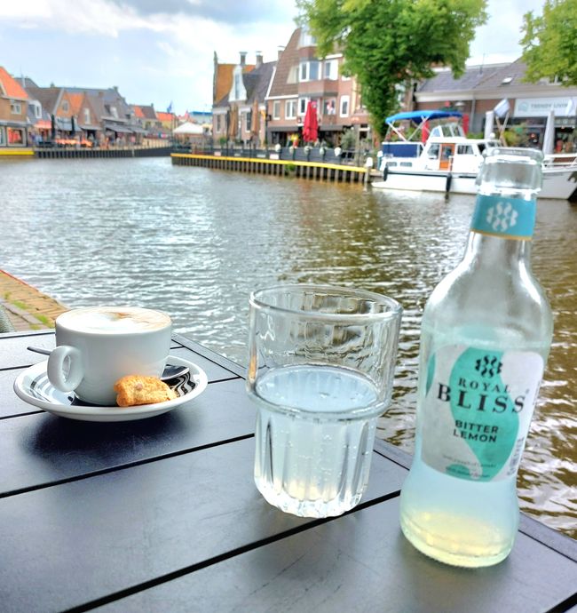 Dans l'un des nombreux cafés et restaurants directement au port, on se sent bien. 