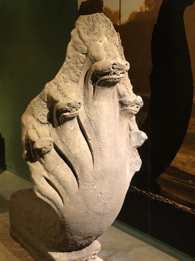 Angkor National Museum - die Schlangenköpfe