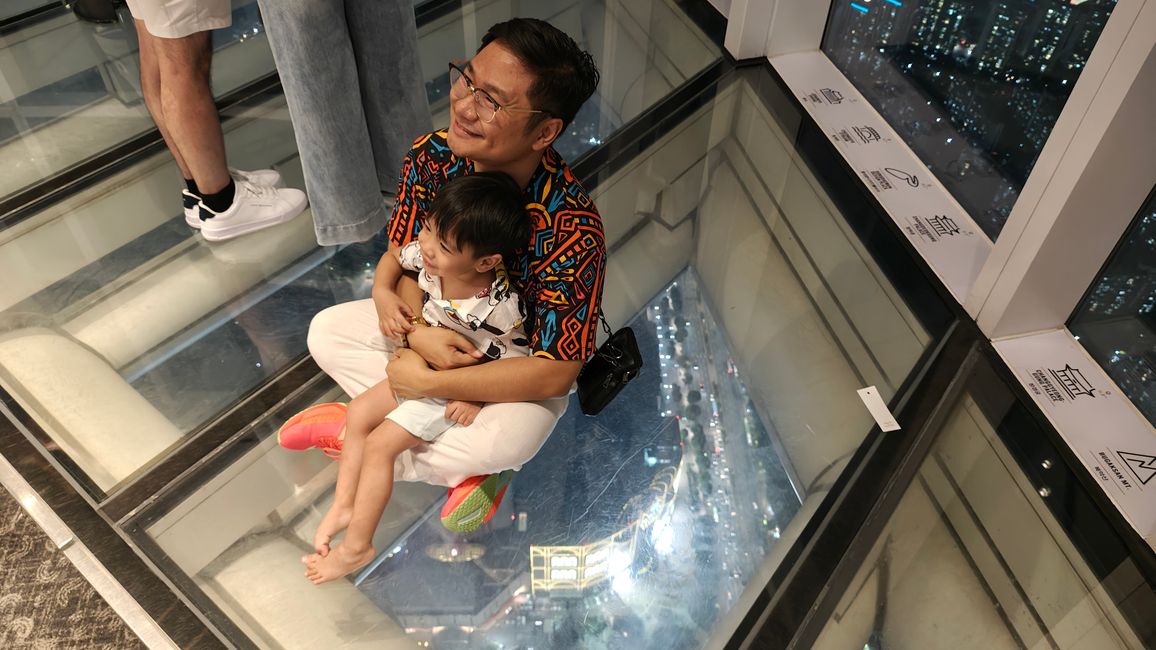 Papa hält sicher fest