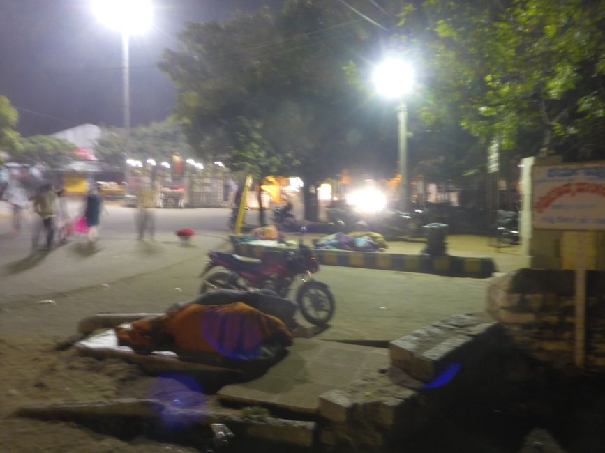 In Kamalapur warte ich auf den Nachtbus