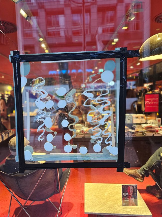 Dussmann versucht auch aus Vandalismus Kunst zu machen