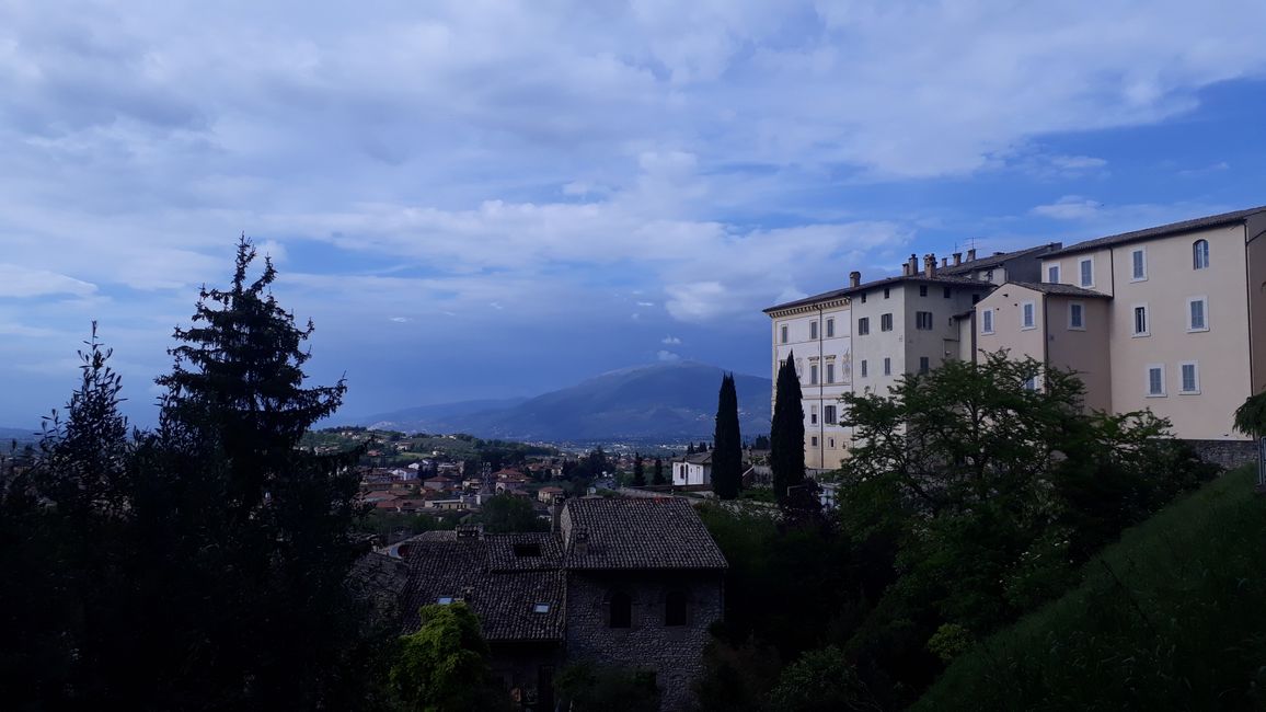 Der Blick nach Nordwesten und auf den Monte Serano