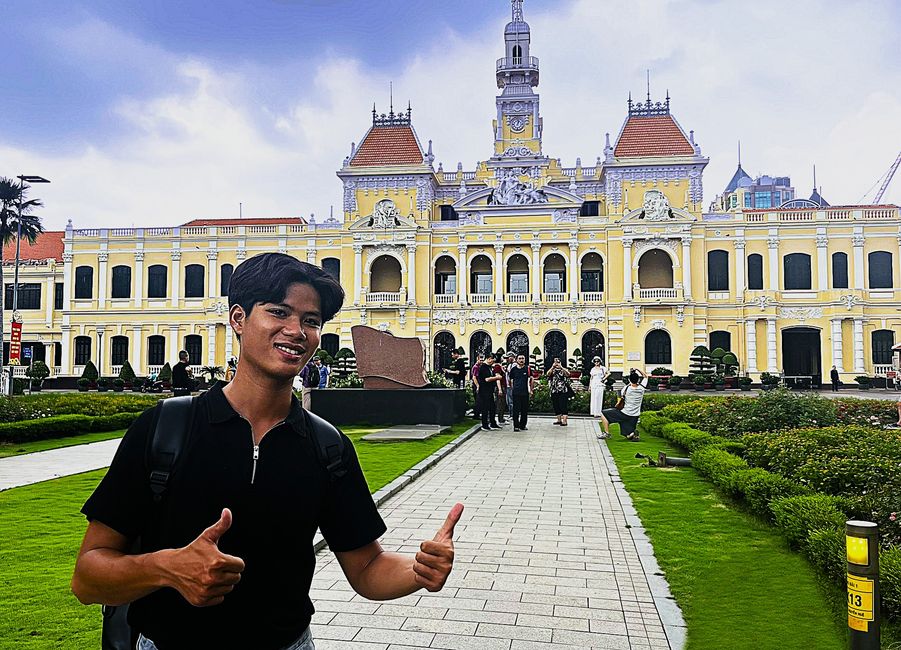 Mon guide 'Whisky' devant l'hôtel de ville