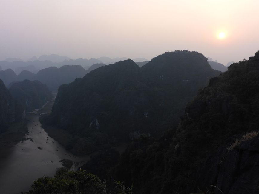 Le soleil se noie dans la brume
