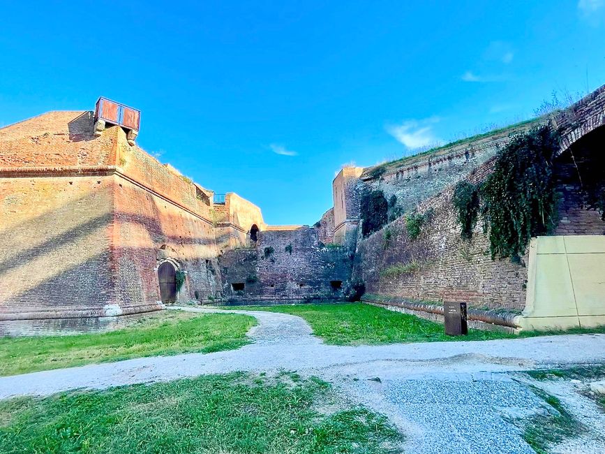 Die mächtige Stadtmauer von Grosseto.