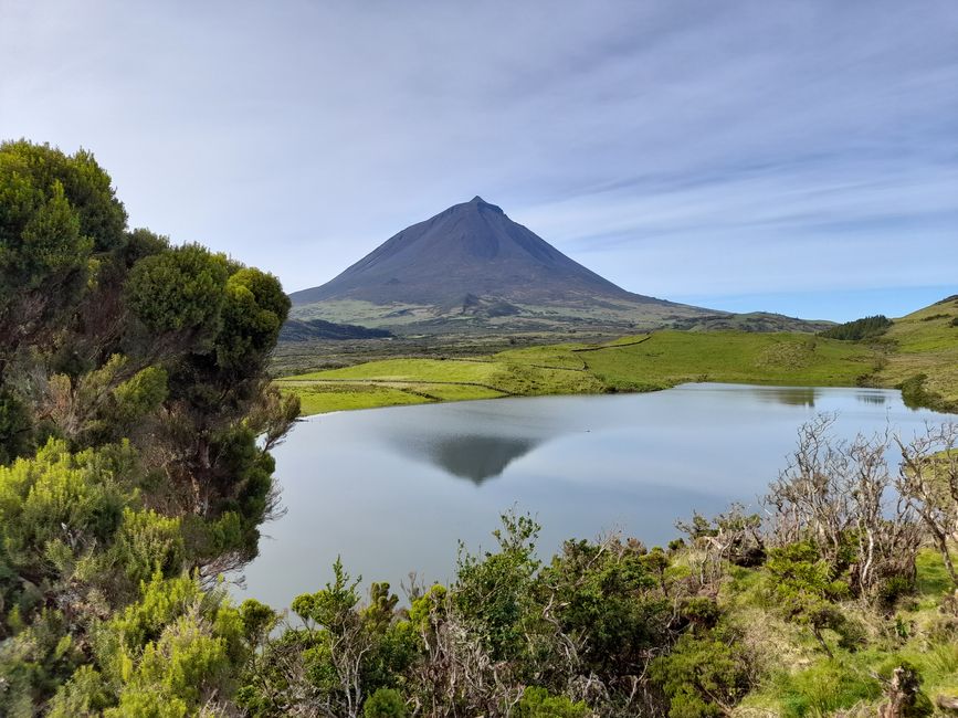 Der Pico spiegelt sich in Lagoa do Capitão