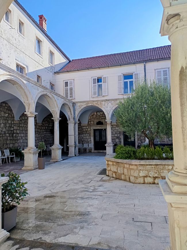 Innenhof des Dominikanerkloster um Heiligen Kreuz