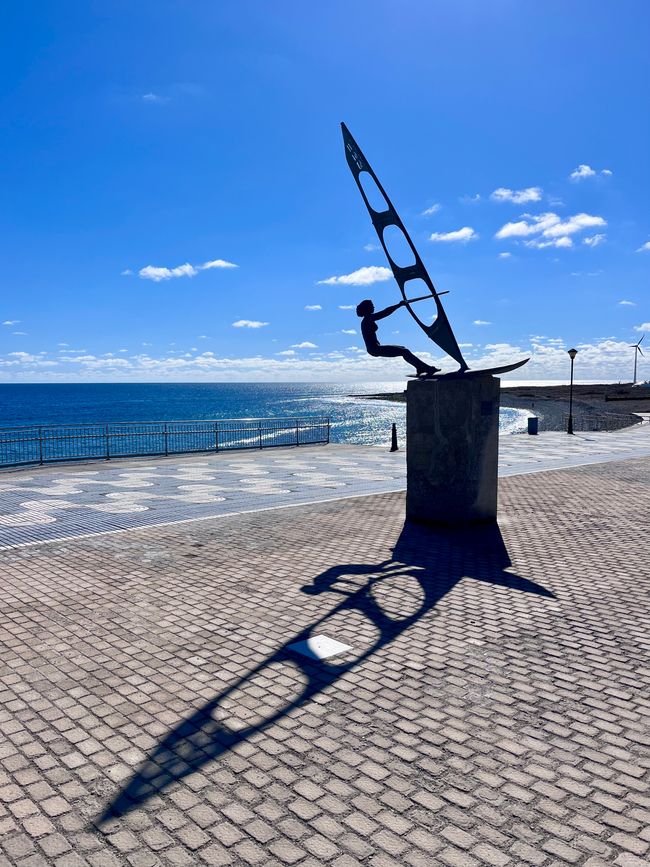 Sogar ein Denkmal für Windsurfer gibt es in Pozo