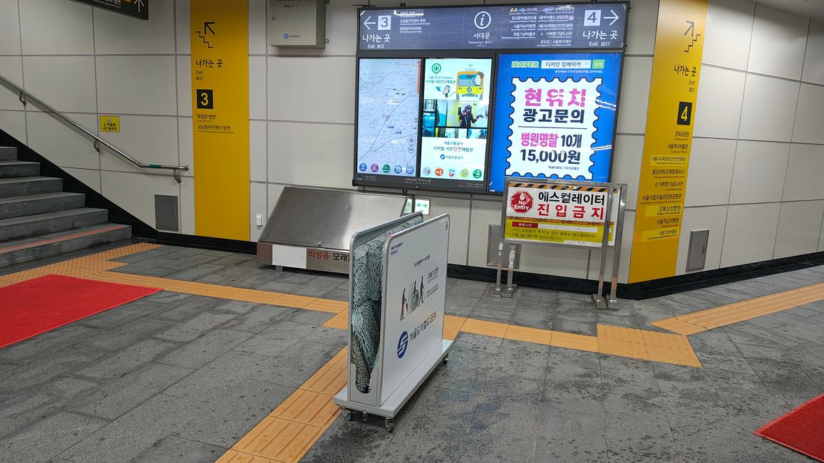 Regenschirmentwässerer in der Metro