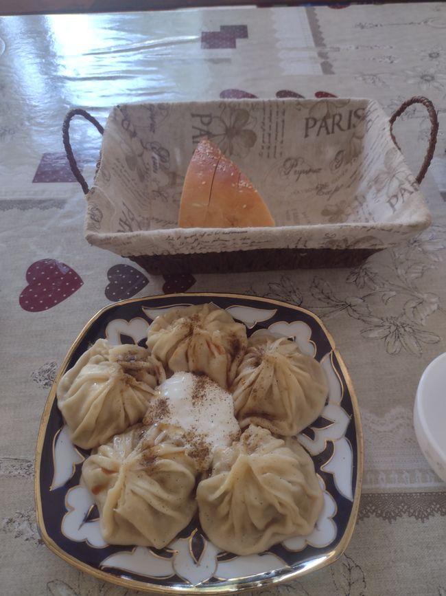 Manti (Teigtaschen gefüllt mit Fleisch und Zwiebeln)