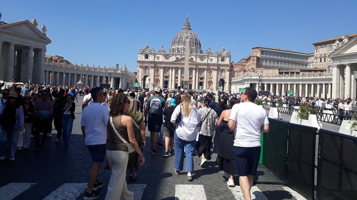Die Menschenmassen auf dem Petersplatz und auch sonst in der Stadt sind kaum zu ertragen.