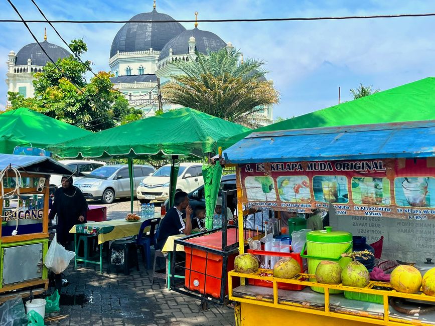 Grande Moschea con stand gastronomici
