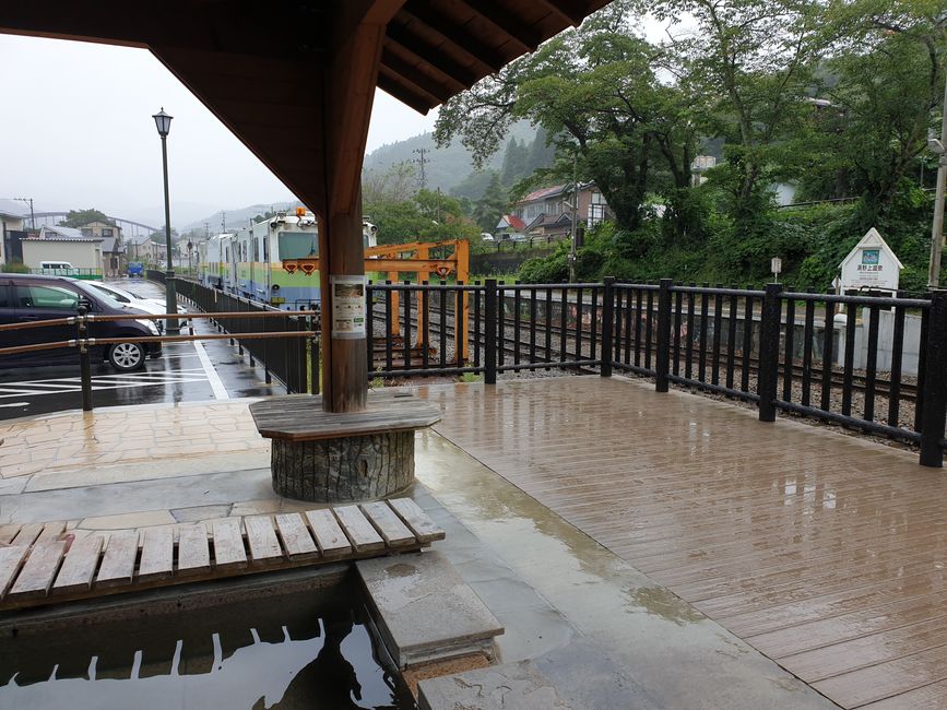 Beim Yunokamionsen Bahnhof ein heißes Fußbad