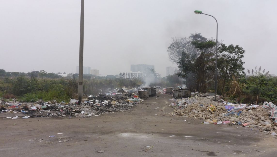 Brûlage des déchets sur le bord de la route
