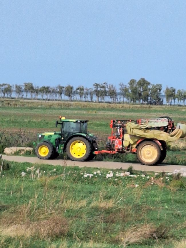 Landwirte mit schwerem Gerät